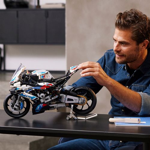 Kocke Lego® Technic: BMW M 1000 RR (42130)