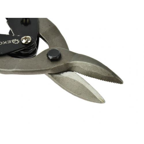 Simple scissors for cutting sheet metal straight
