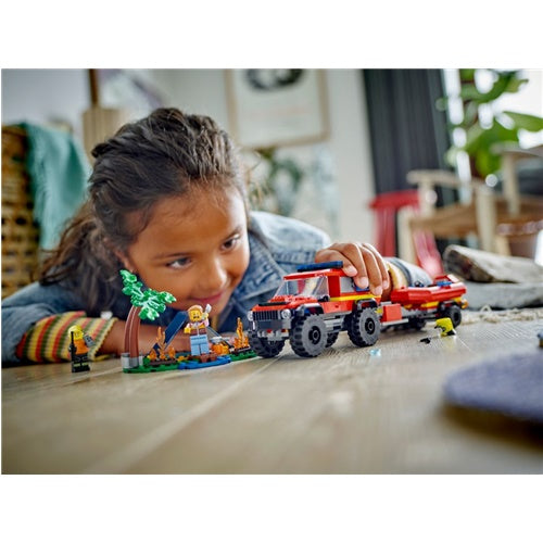 Kocke Lego® City: Gasilski tovornjak 4x4 z reševalnim čolnom (60412)