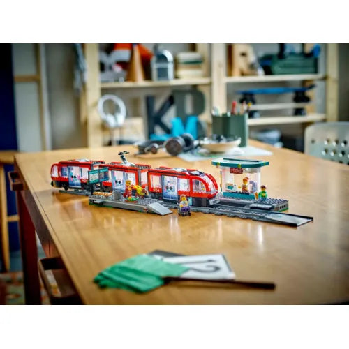 Kocke Lego® City: Tramvaj s postajo (60423)