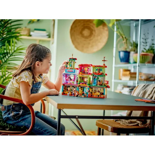 Kocke Lego Disney Classic: Čarobna hiša madrigalov (43245)