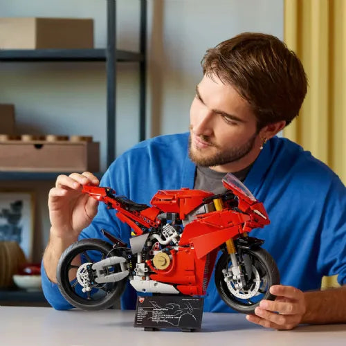 Kocke Lego Technic: Ducati Panigale V4 S Motor (42202)