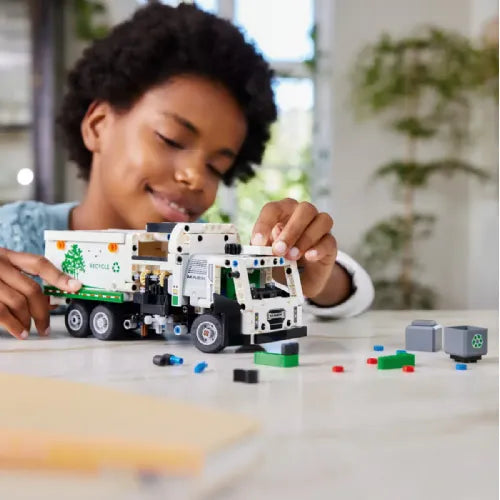 Kocke Lego® Technic: Mack® LR Electric, smetarsko vozilo (42167)