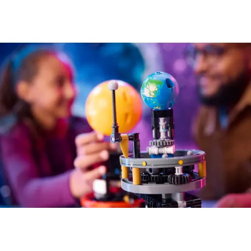 Kocke Lego® Technic: Planet Zemlja in Luna v orbiti (42179)