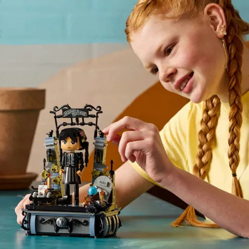 Kocke Lego Wednesday: Figura Wednesday Addams (76780)