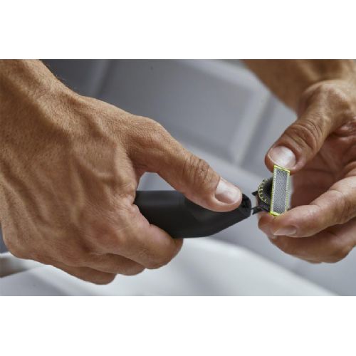 Philips OneBlade Pro 360 QP6542/15 Men's Trimmer, 360-degree blades, 14 length settings, wet/dry use, up to 90 min of operation, body accessories