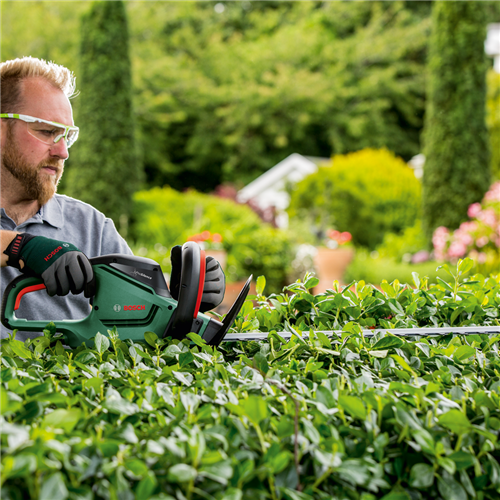 Bosch Universal HedgeCut 60 hedge trimmer, 480 W, blade length 60 cm, tooth spacing 30 mm, mains powered, ProSilence housing