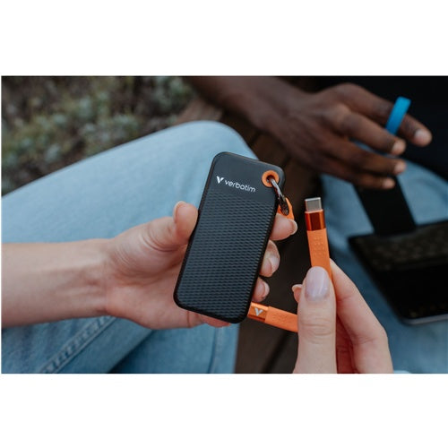 Zunanji SSD Verbatim Pocket SSD 2 TB, Externe SSD USB-C 3.2 Gen 2 (10 Gbit/s), z osebkom za ključe, črna/oranžna